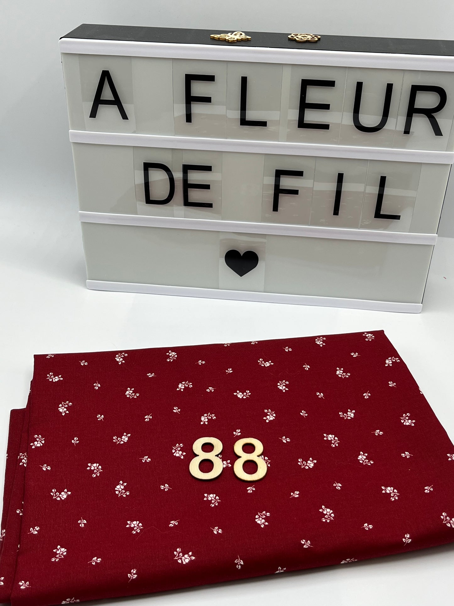 ~88~Bordeaux fleurs blanches