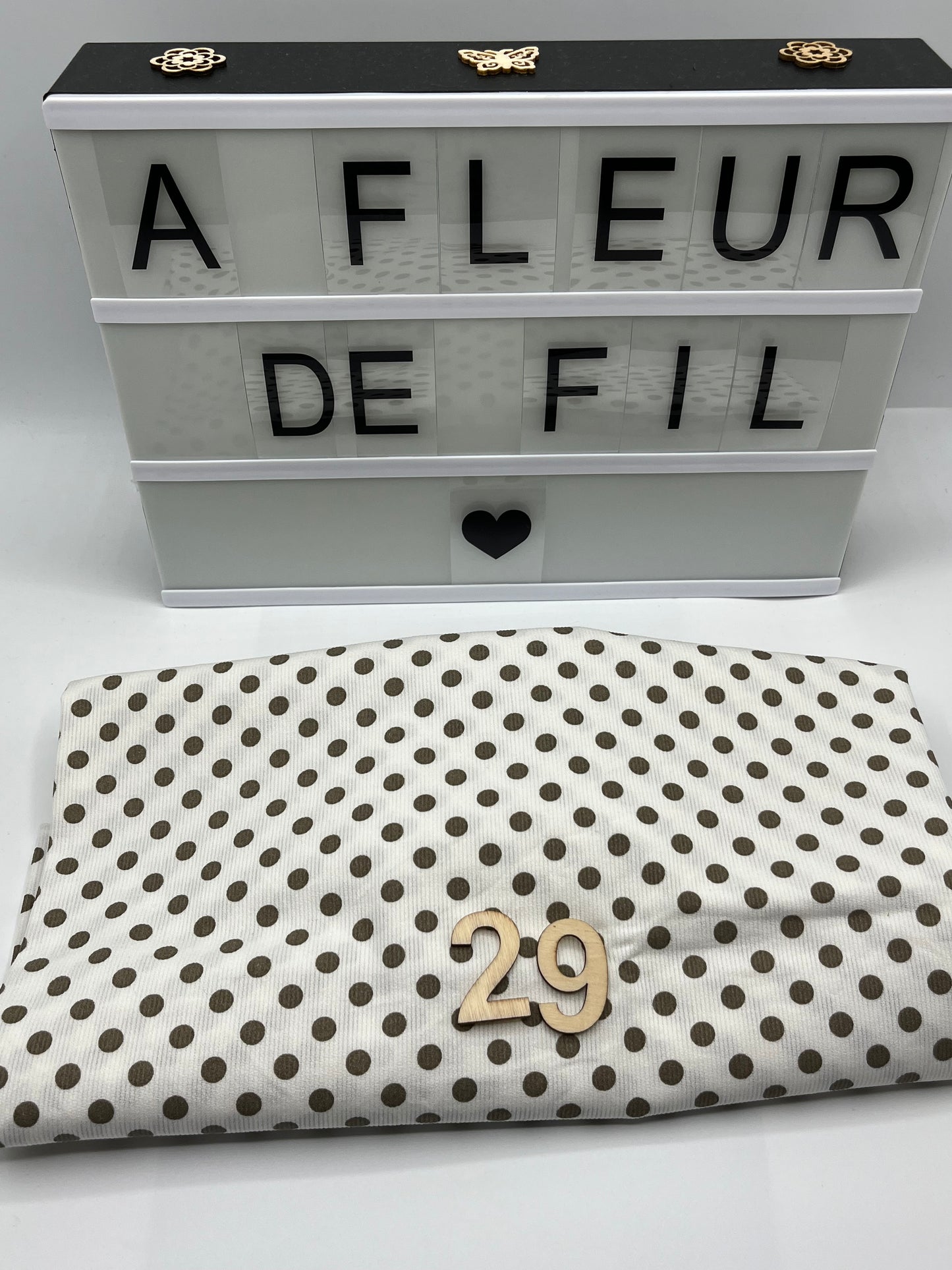 ~29~pois taupe fond blanc