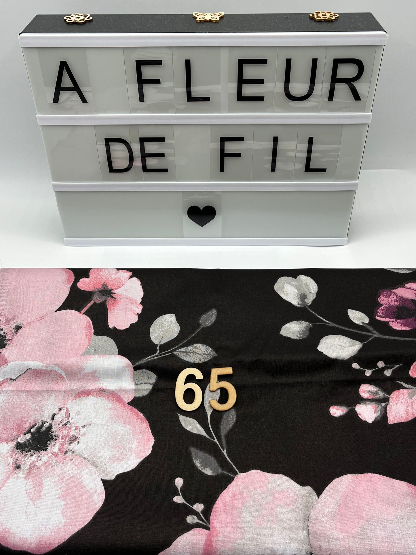 ~65~ Fleurs roses fond noir